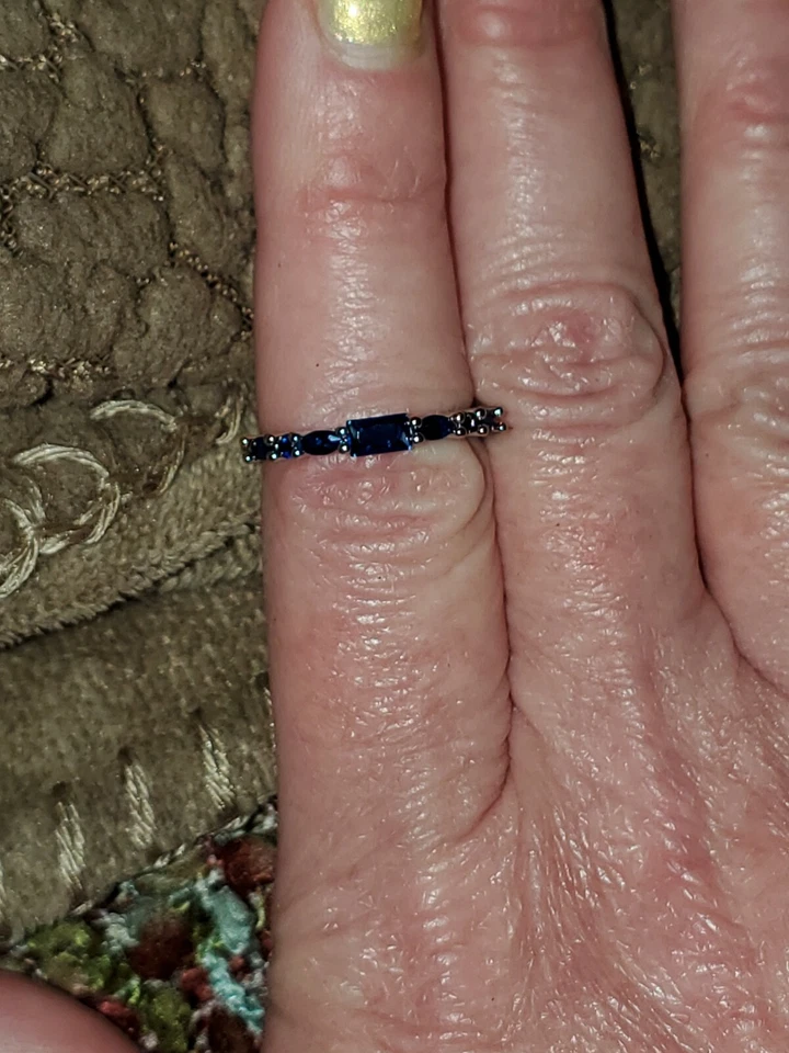 Nuevo con etiquetas. Talla 8. Banda única de zafiro. Apilable.  Foto 1 de 1