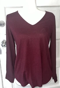 Blusa Suéter Híbrida Ligera Ann Taylor Petite Cuello en V Alto Bajo PM Granate - Imagen 1 de 2