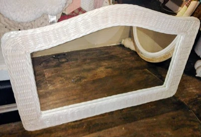 Espejo de mimbre blanco arqueado Foto 1 de 2