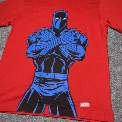 Camiseta AKOO x Marvel Pantera Negra Para Hombre Pequeña Manga Corta Gráfica Roja Foto 1 de 4