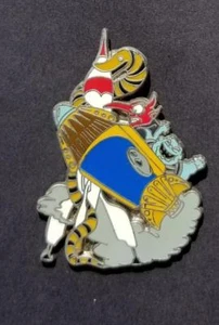 Prendedor misterioso evento Pesadilla en Disneyland Astro Orbiter cadáver niño serpiente - Imagen 1 de 1