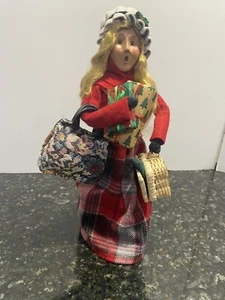 Byers Choice 1999 Shopping Woman with Gifts and Shopping Basket 88/100 - Picture 1 of 9