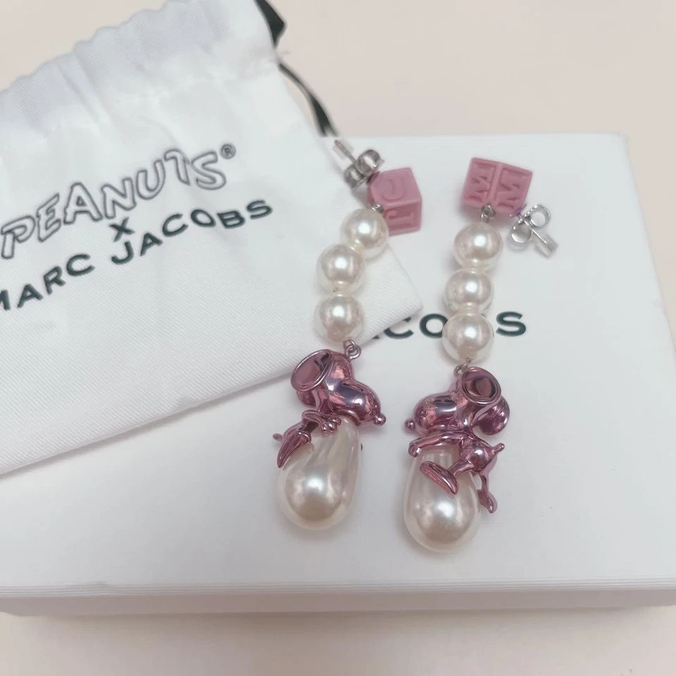 MARC JACOBS × SNOOPY Pendientes Rosa Colaboración Exclusiva de Japón NUEVO Conjunto en Caja Foto 1 de 4