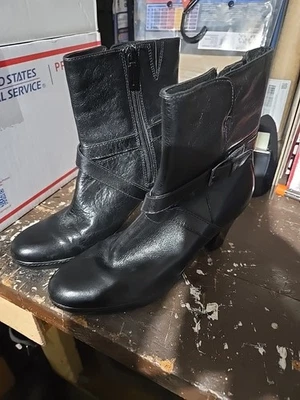 Botines Clarks para mujer talla 7 M de cuero negro con cremallera lateral Foto 1 de 4