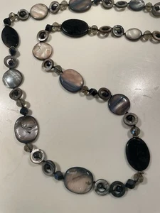 Collana lunga elementi madreperla lavorata - Foto 1 di 6