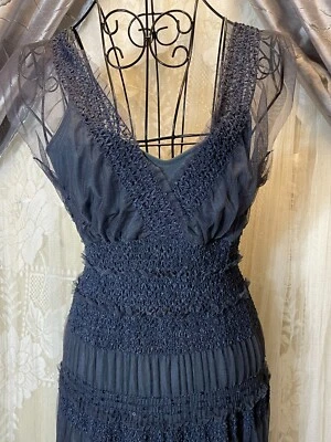 Vestido Studio M Romántico Malla Carbón Ajustado Elástico En Niveles Talla Pequeña Foto 1 de 4