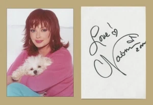 Naomi Judd (1946-2022) - Pagina album firmato raro + foto - Parigi 2000 - Foto 1 di 3