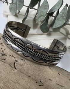 Brazalete de plata esterlina maciza grabado Tahe firmado nativo navajo vintage 🖤 - Imagen 1 de 18