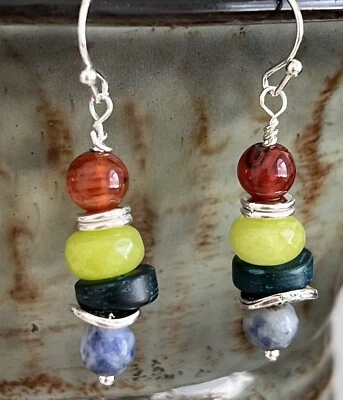 Pendientes de plata grabados con piedra tono tierra. Foto 1 de 4