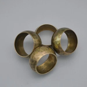 Juego de 4 servilleteros redondos de metal con hoyuelos rústicos vintage de latón cepillado martillado de 2" - Imagen 1 de 9