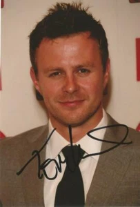 EMMERDALE* TOM LISTER 'CARL KING' SIGNED 6x4 PORTRAIT PHOTO+COA - Picture 1 of 1