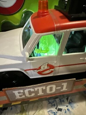 Ghostbusters Ecto-1 Mini ,W/Light Up Glow In The Dark Slimer -Light works -2015 - Image 1 of 4