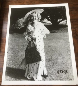 Young SHIRLEY TEMPLE - Fotografía publicitaria brillante en blanco y negro - 8" x 10" - Imagen 1 de 3