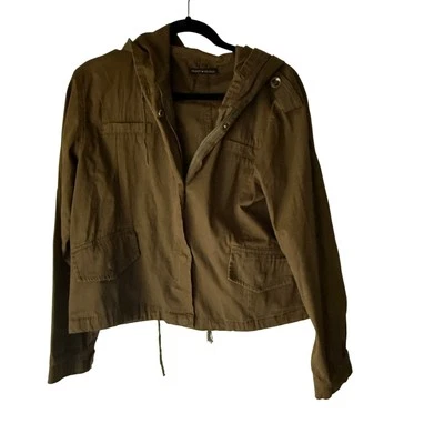 Jaqueta Brandy Melville verde oliva utilitária com capuz cropped tamanho único - Imagem 1 de 4