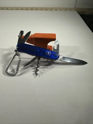 Victorinox 瑞士军队斯巴达半透明蓝色 91 毫米多工具带皮带夹 — 第 1/4 张图片