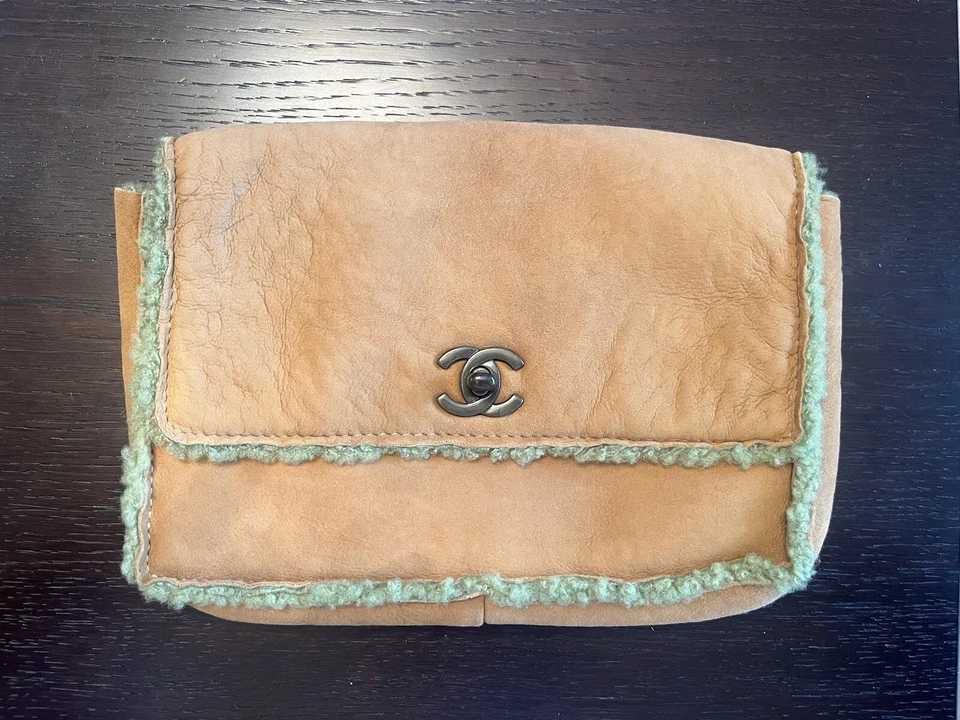 Bolso sin asas Chanel de gamuza de cuero marrón claro con solapa de oveja en perfecto estado Foto 1 de 4