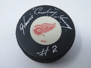 Howie "Cowboy" Young Detroit Red Wings Autografato Firmato NHL Hockey Puck - Foto 1 di 2