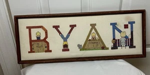 Vintage Kreuzstich Ryan fertig Handarbeit gerahmt Kinderzimmer Nadelspitze Wandkunst - Bild 1 von 8