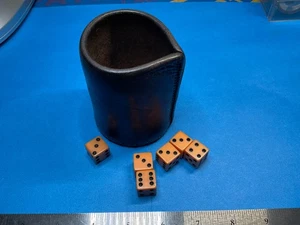 ———-SET DI 6 DADI IN BACHELITE CON ANTICA TAZZA DADO IN PELLE——— - Foto 1 di 21
