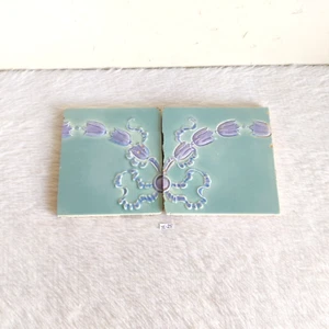 Par de azulejos de arquitectura verde claro en relieve floral vintage de 1930 CT20 - Imagen 1 de 7