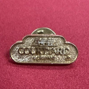 Goldfarbene Courtyard Marriott Hotel Mitarbeiter Pin 1 Zoll - Bild 1 von 4