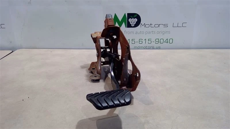 2020 NISSAN ROGUE SPORT BRAKE PEDAL ASSEMBLY.465016FP0B - Image 1 of 4