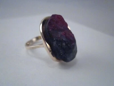 Anillo de ágata áspera púrpura y verde de oro amarillo de 18 quilates talla 7,5 textura de cara dividida Foto 1 de 4