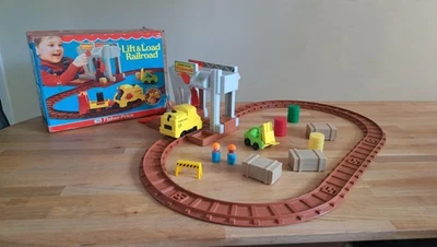 Fisher Price Lift Load Railroad, 943 seltene Spielzeuge. Bahnstrecke mit Zug und - Bild 1 von 4