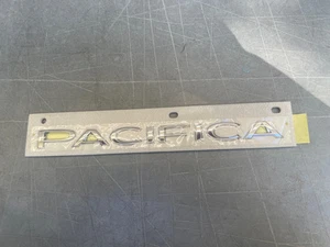 CHRYSLER PACIFICA LETRAS CROMO PUERTA TRASERA EMBLEMA OEM ORIGINAL GENUINO - Imagen 1 de 1