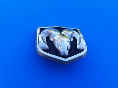 Dodge Grand Caravan 2005 2006 2007 emblema delantero logotipo insignia 05 06 07 usado OEM A14 Foto 1 de 3