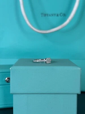 Anillo de compromiso Tiffany & Co. Novo 0,74 quilates VVS1 H platino talla 6,5 + papeles Foto 1 de 4