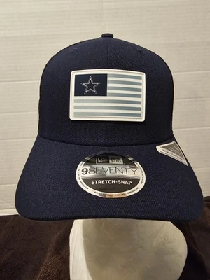Dallas Cowboys AZUL MARINO New Era LOGO DE BANDERA 9SEVENTY Adulto AJUSTAR ELÁSTICO SOMBRERO A PRESIÓN NUEVO CON ETIQUETAS Foto 1 de 4