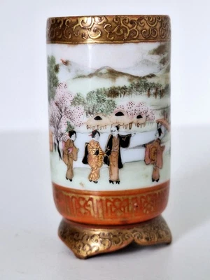 Vase miniature tubulaire ou gobelet japonais en porcelaine avec décor intérieur  - Photo 1/4
