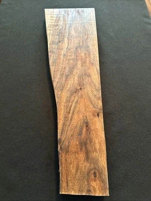 Claro Nogal, Pastel de Mármol, 22 1/2” de Largo, 3 7/8” a 7” de Ancho, 1 1/2” de Grosor, Seco Foto 1 de 4