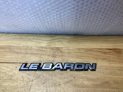 Emblema maletero trasero Chrysler LE BARON LEBARON 1989-1991 OEM 4398443 Foto 1 de 4
