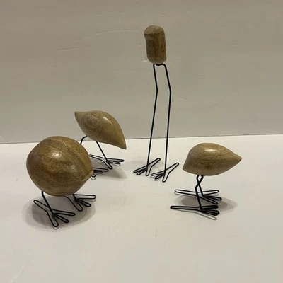 Juego de 4 estatuillas de pájaros de madera con patas de metal IKEA FISKELAGE Foto 1 de 4