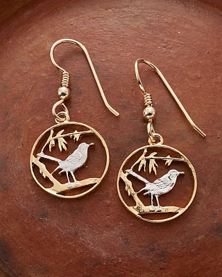 Pendientes de pájaro tropical, monedas de Isla Caimán cortadas a mano, 5/8" de diámetro (# 57E) Foto 1 de 2