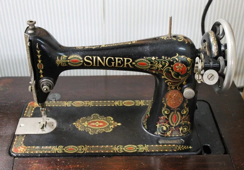 Old Antique c1910 SINGER Treadle SEWING MACHINE IN DARK OAK CABINET Cover