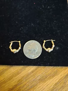 Pendientes de aro Claddagh pequeños tridimensionales de oro amarillo de 14 quilates - Imagen 1 de 3