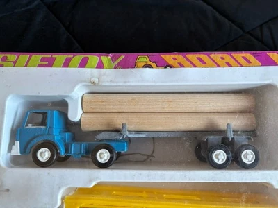 Cabina de leñador y remolque TOOTSIETOY vintage años 70 con troncos. Como nuevo sin usar Foto 1 de 4