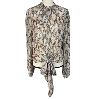 Top mediano Altar’d State estampado de serpiente corbata semi transparente frontal manga larga cuello falso Foto 1 de 4