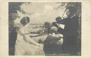 c1907 RPPC 149 Hombre Toca Violín para Niña en el Campo, S. Hansen Geigenspiel - Imagen 1 de 2