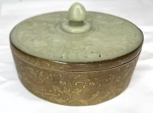 Chinesisch geschnitzte durchbohrte Jade Jadeit mit blauem Glas & Messing Deckelbox - Bild 1 von 10