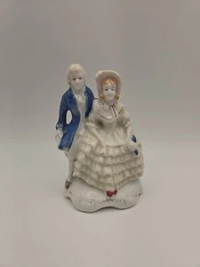 Estatuilla de pareja colonial vintage japonesa pintada a mano de porcelana esmaltada 4 3/4" - Imagen 1 de 5