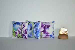 Mini almohadas para casa de muñecas escala 1:12 3 cojines hechos a mano púrpura y azul sobre blanco - Imagen 1 de 4