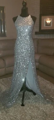 B. Darlin Spaghetti Strap Scoop-Neck Strappy Back Sequined Long Dress Foto 1 de 4