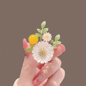 Fashion Small Daisy Flower Brooch Women Coat Jewelry Party Accessories Gift - Imagen 1 de 5