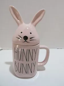 RAE DUNN ROSA "HUNNY BUNNY" TASSE MIT HASENKOPF AUFSATZ 9" HOCH MIT DECKEL - Bild 1 von 6