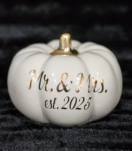 Mr. & Mrs. Est. 2025 Cerámica Calabaza Taupe Oro Tallo e Impresión Nupcial Halloween - Imagen 1 de 11