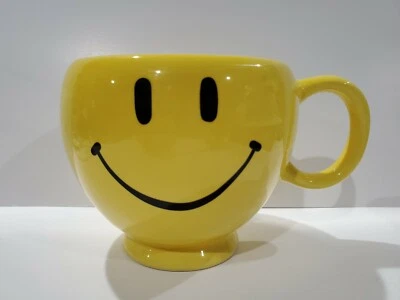 Taza de café o maceta grande de cerámica amarilla Teleflora Smiley Face Foto 1 de 4